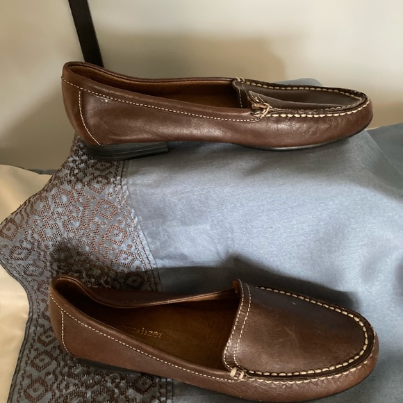 Womens NATURALIZER slip on loafer - Picture 3 of 3